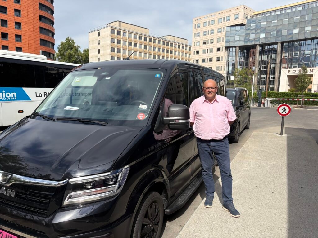 Stéphane Thiebault, chauffeur VTC, devant son van noir Actiff Transport