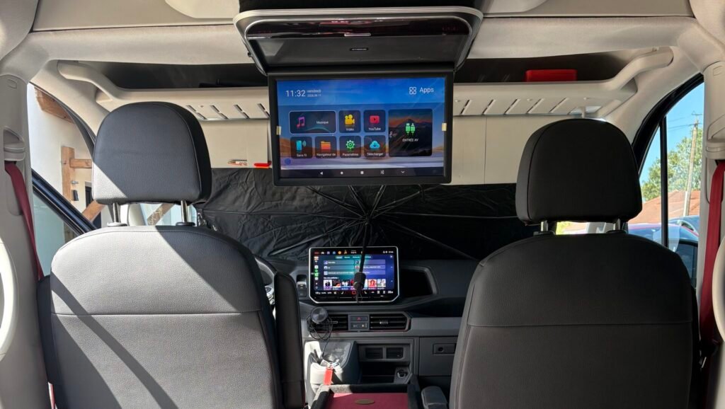 Intérieur du van VTC avec écran multimédia au plafond et sièges passagers